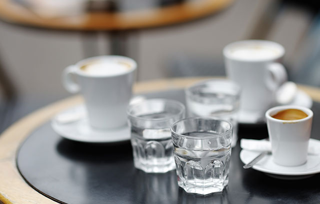 Espresso Tassen mit Wasser