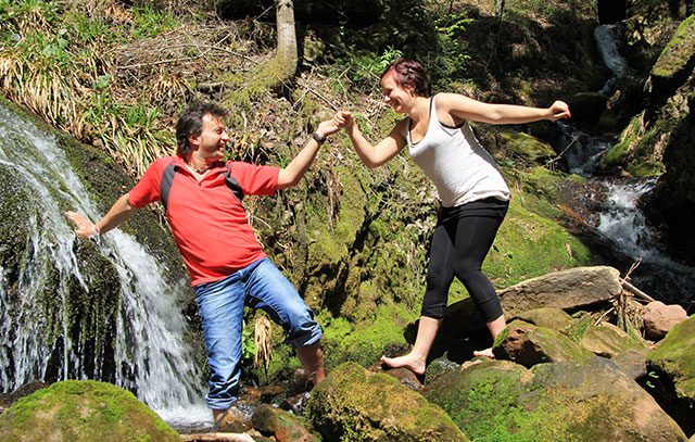 Wasserfall mit zwei Wanderern