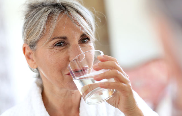 Frau trinkt Wasser